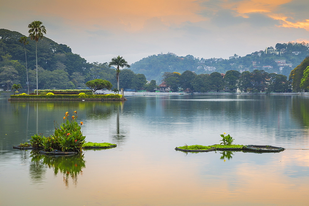 Kandy Lake, Kandy, UNESCO World Heritage Site, Central Province, Sri Lanka, Asia