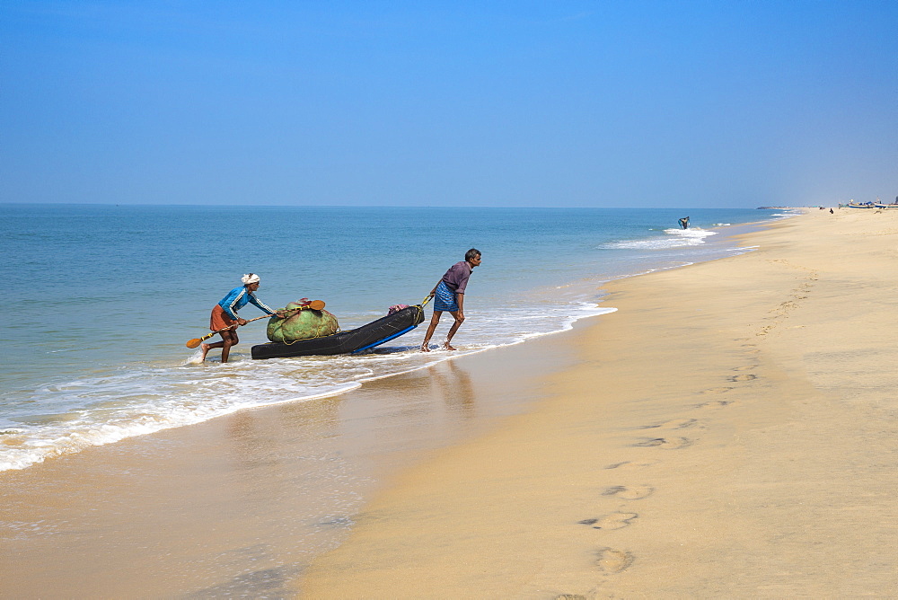 Fishermen, Marari Beach, Alleppey (Alappuzha), Kerala, India, Asia