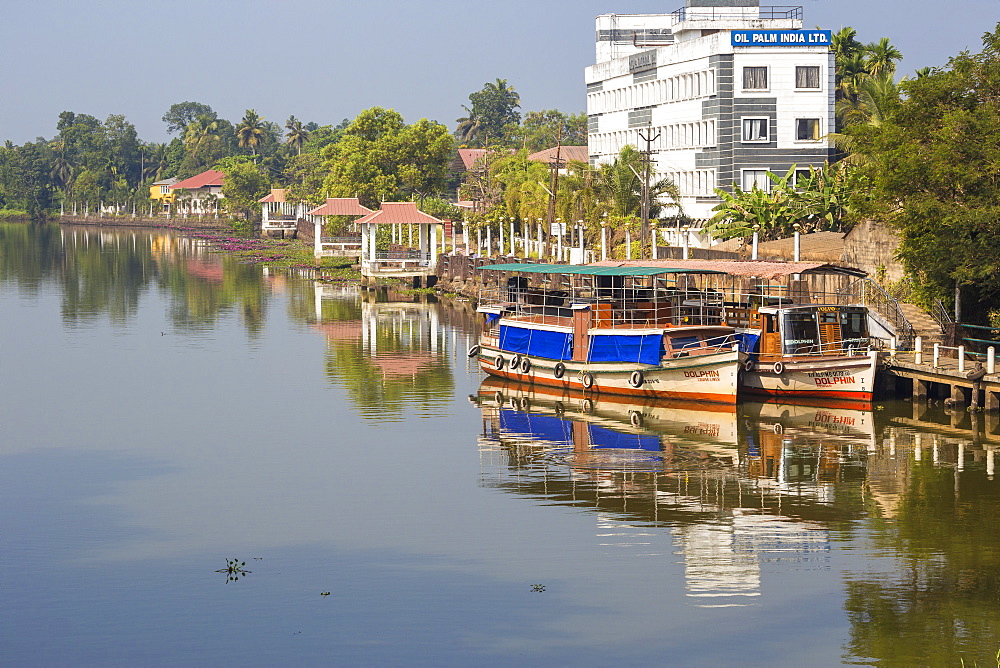 Kuttanad ferry terminal, Backwaters, Alappuzha (Alleppey), Kerala, India, Asia