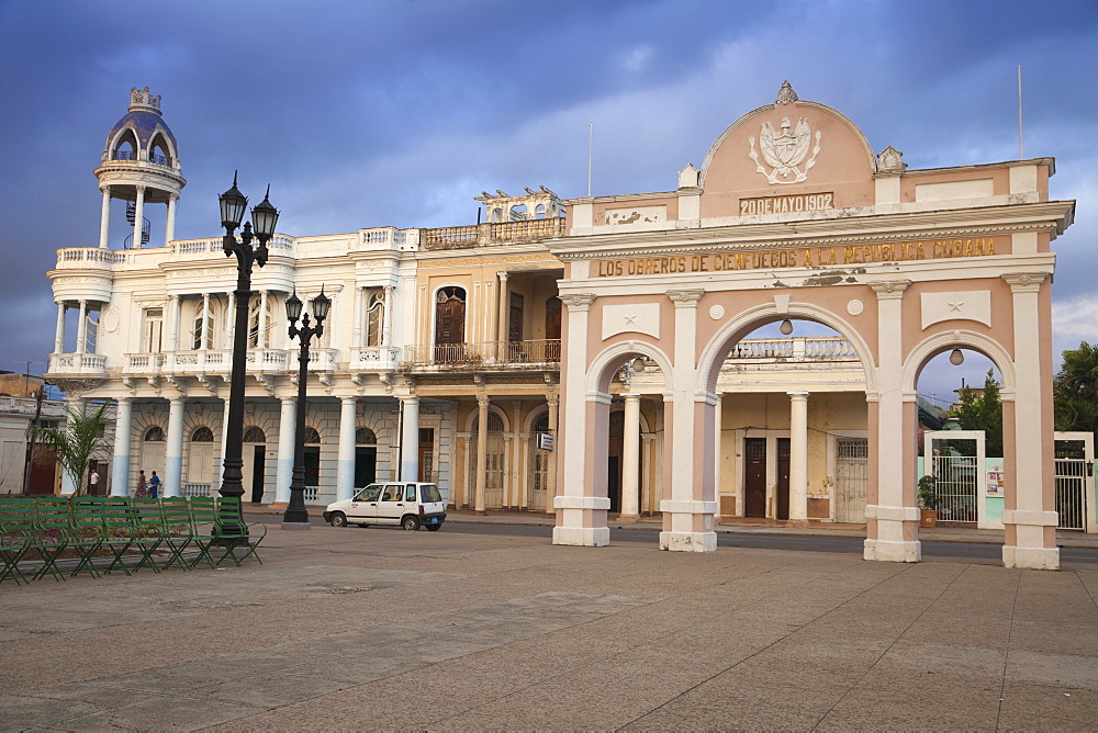 The Arch of Truimph and to the left Casa de la Cultura Benjamin Duarte, the former Palacio de Ferrer, dating from 1918, Parque Marta, Cienfuegos, Cienfuegos Province, Cuba, West Indies, Caribbean, Central America