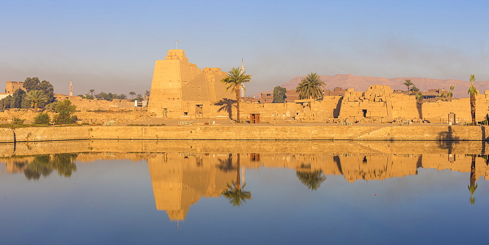 Sacred Lake at Karnak Temple, UNESCO World Heritage Site, near Luxor, Egypt, North Africa, Africa