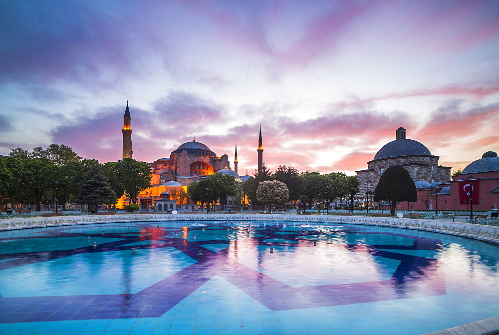 Hagia Sophia (Aya Sofya) (Santa Sofia), UNESCO World Heritage Site, at sunset, Sultanahmet Square Park, Istanbul, Turkey, Europe