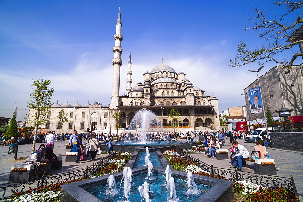 Yeni Mosque (New Mosque) and fountain, Istanbul, Turkey, Europe