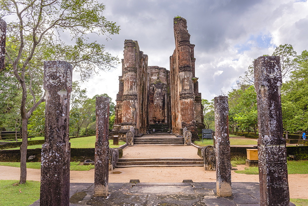 Buddha statue at Lankatilaka Gedige, Polonnaruwa, UNESCO World Heritage Site, Sri Lanka, Asia