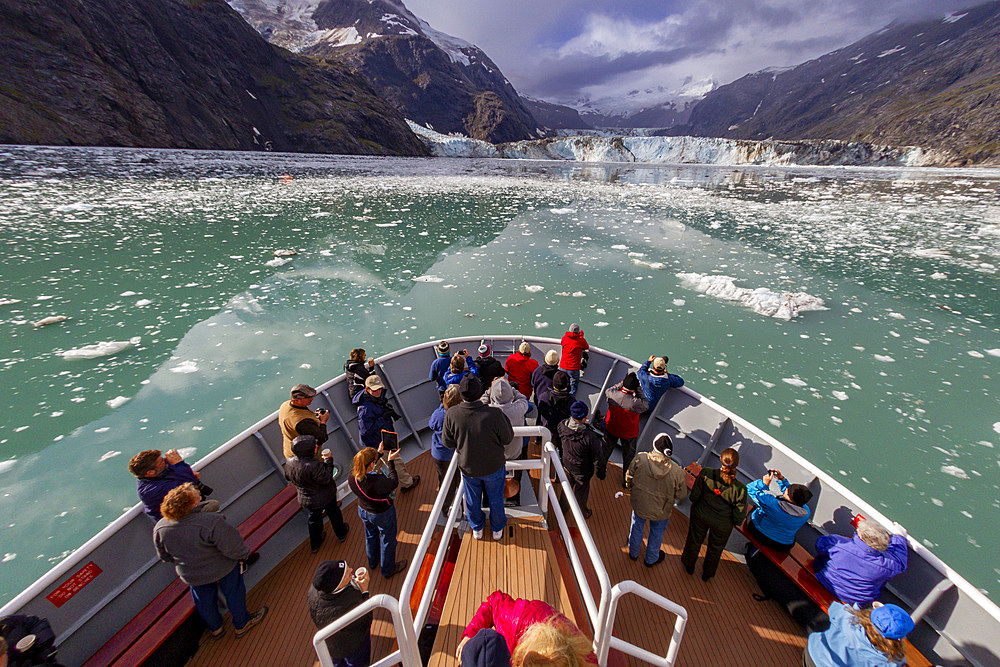 Guests from the Lindblad Expeditions ship National Geographic Sea Bird in Glacier Bay National Park, UNESCO World Heritage Site, Southeast Alaska, United States of America, North America