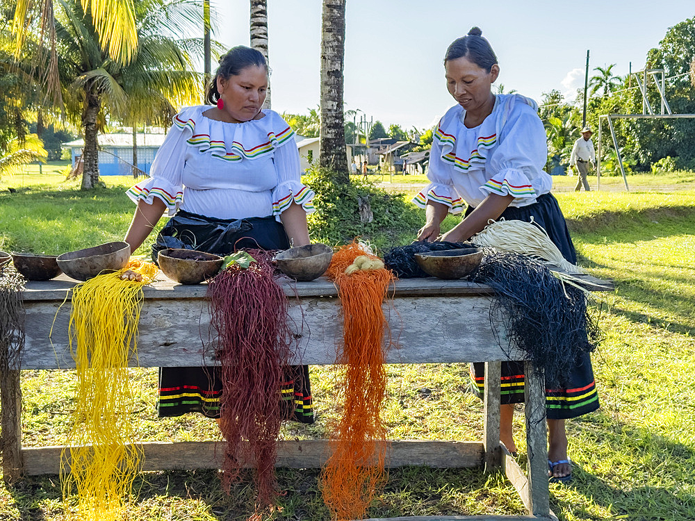 Demonstration of basket weaving made by the women from the NGO Minga Peru in the village of Amazonas, Peru.