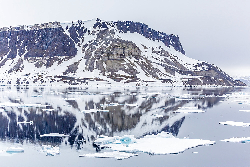 Alkefjellet (Auk Mountain) at Kapp Fanshawe, Spitsbergen, Svalbard, Norway, Scandinavia, Europe