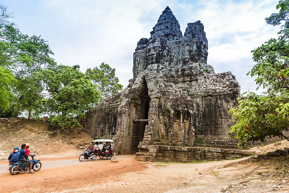 The South Gate at Angkor Thom, Angkor, UNESCO World Heritage Site, Siem Reap Province, Cambodia, Indochina, Southeast Asia, Asia 