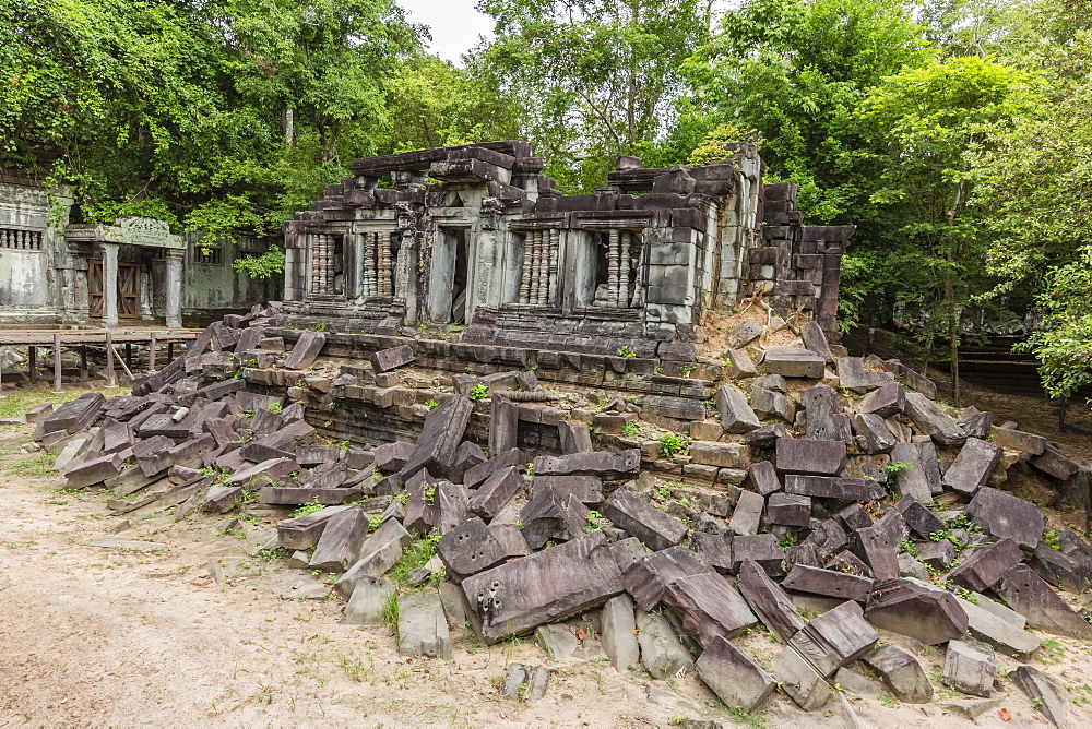 Beng Mealea Temple, overgrown and falling down, Angkor, UNESCO World Heritage Site, Siem Reap Province, Cambodia, Indochina, Southeast Asia, Asia 