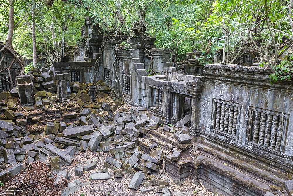 Beng Mealea Temple, overgrown and falling down, Angkor, UNESCO World Heritage Site, Siem Reap Province, Cambodia, Indochina, Southeast Asia, Asia 