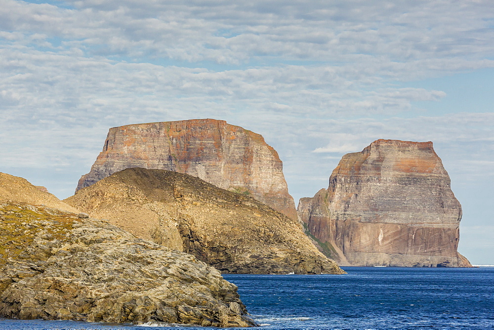 View of the jagged cliffs along the Cumberland Peninsula, Baffin Island, Nunavut, Canada, North America