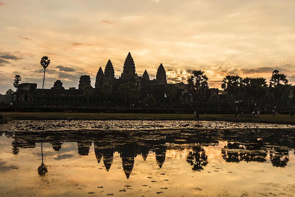 Sunrise over the west entrance to Angkor Wat, Angkor, UNESCO World Heritage Site, Siem Reap, Cambodia, Indochina, Southeast Asia, Asia