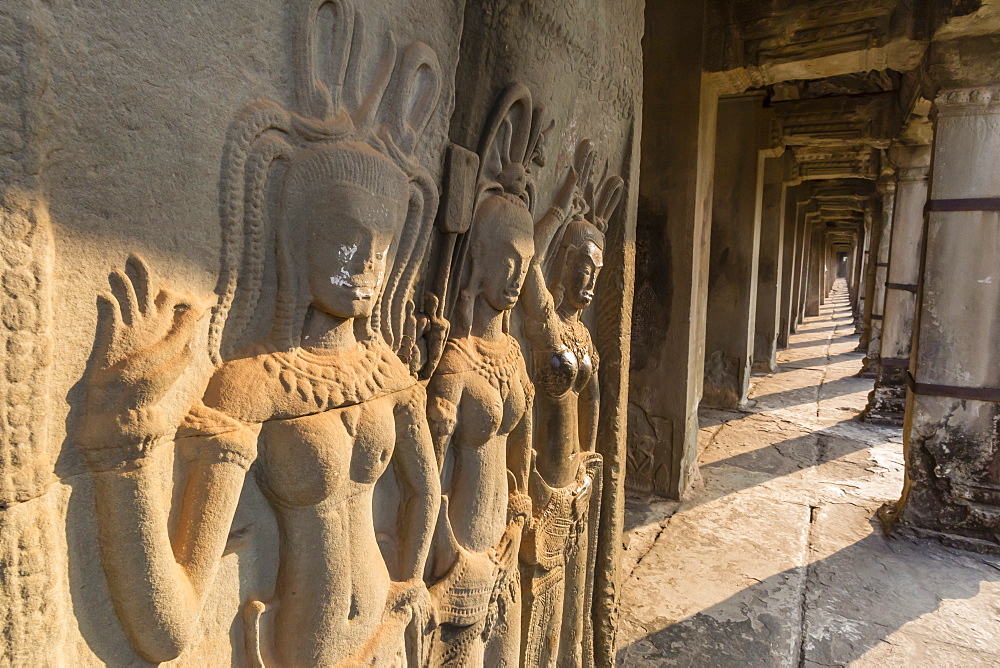 Bas-relief carvings of Apsara, Angkor Wat, Angkor, UNESCO World Heritage Site, Siem Reap, Cambodia, Indochina, Southeast Asia, Asia