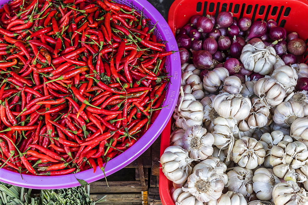 Red chillies, onions, and garlic for sale at fresh food market in Chau Doc, Mekong River Delta, Vietnam, Indochina, Southeast Asia, Asia