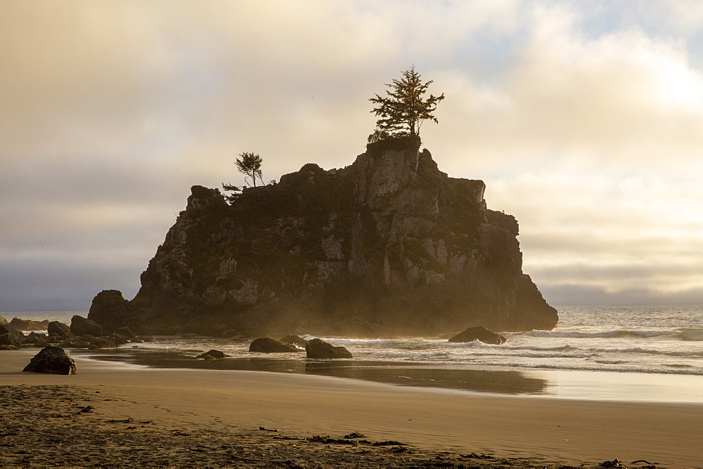 Sunset at low tide on Hidden Beach, Klamath, California, United States of America, North America