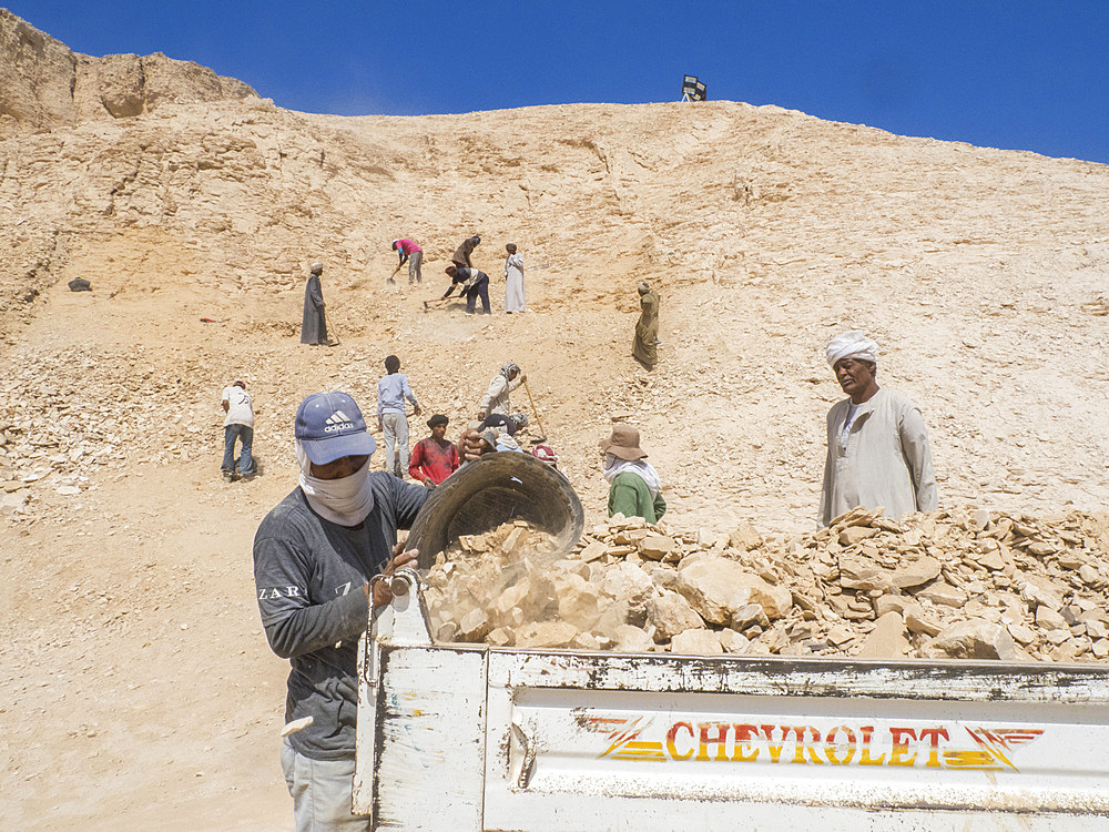 Workers excavating a new site in the Valley of the Kings, where for a period of 500 years tombs were excavated for pharaohs, Thebes, Egypt, North Africa, Africa