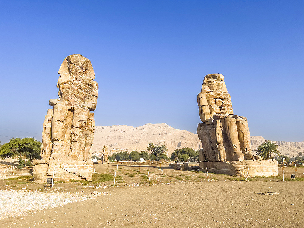 The Colossi of Memnon, seated statues near the Valley of the Kings, where for a period of 500 years rock tombs were excavated for pharaohs, UNESCO World Hderitage Site, Thebes, Egypt, North Africa, Africa