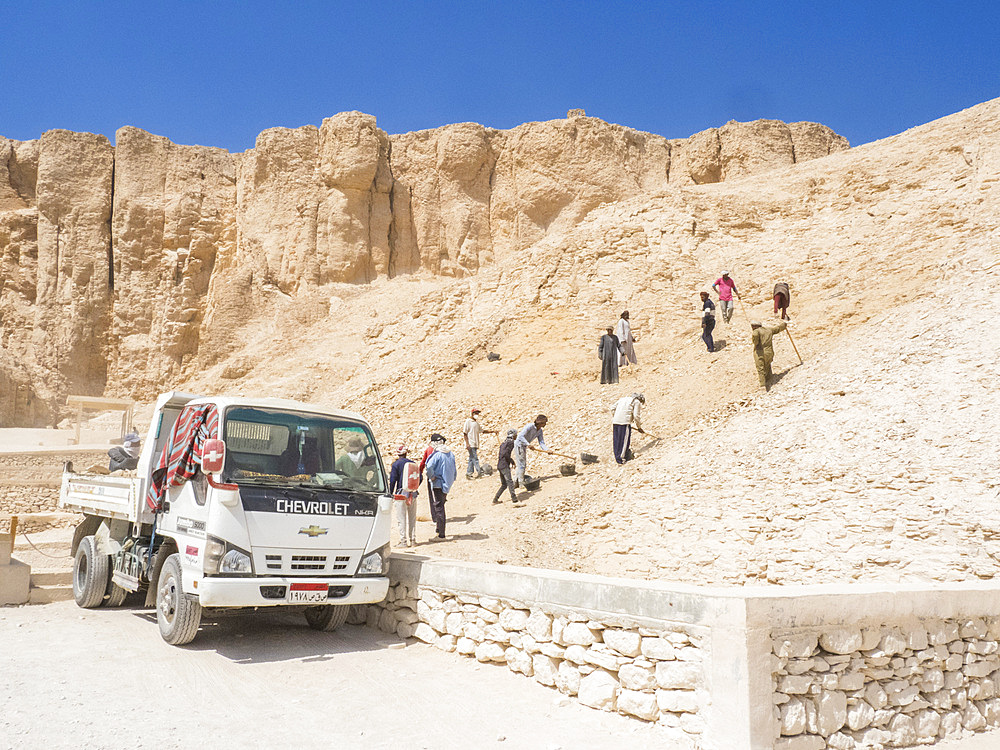 Workers excavating a new site in the Valley of the Kings, where for a period of 500 years tombs were excavated for pharaohs, Thebes, Egypt, North Africa, Africa