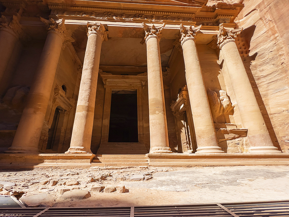 The Petra Treasury (Al-Khazneh), Petra Archaeological Park, UNESCO World Heritage Site, one of the New Seven Wonders of the World, Petra, Jordan, Middle East