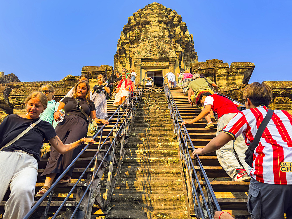 Tourists at Angkor Wat, UNESCO World Heritage Site, a Hindu-Buddhist temple complex near Siem Reap, Cambodia, Indochina, Southeast Asia, Asia