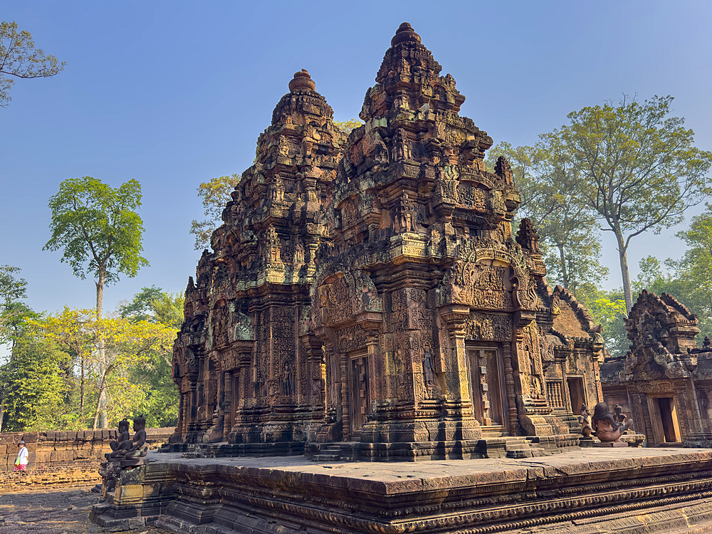 Banteay Srei Temple, a miniature temple complex built entirely of red sandstone in the area of Angkor, UNESCO World Heritage Site, Cambodia, Indochina, Southeast Asia, Asia