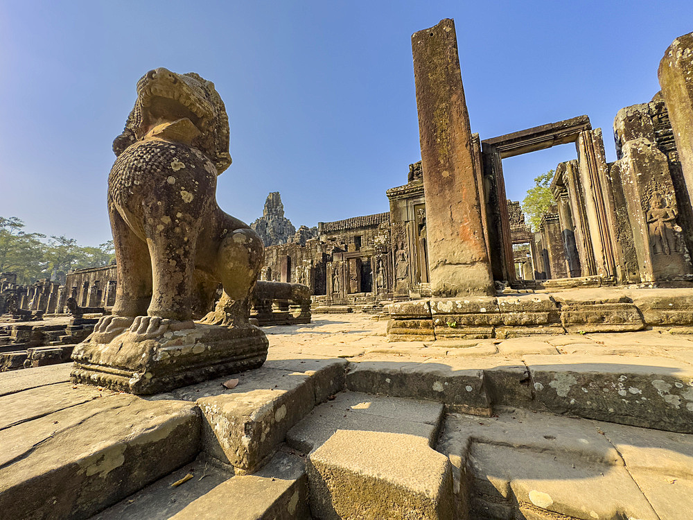 Bayon, the late 12th century state temple of king Jayavarman VII, UNESCO World Heritage Site, standing in the middle of Angkor Thom, Cambodia, Indochina, Southeast Asia, Asia