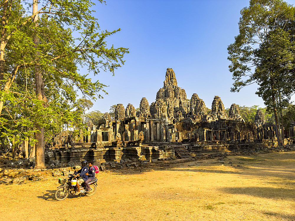 Bayon, the late 12th century state temple of king Jayavarman VII, UNESCO World Heritage Site, standing in the middle of Angkor Thom, Cambodia, Indochina, Southeast Asia, Asia