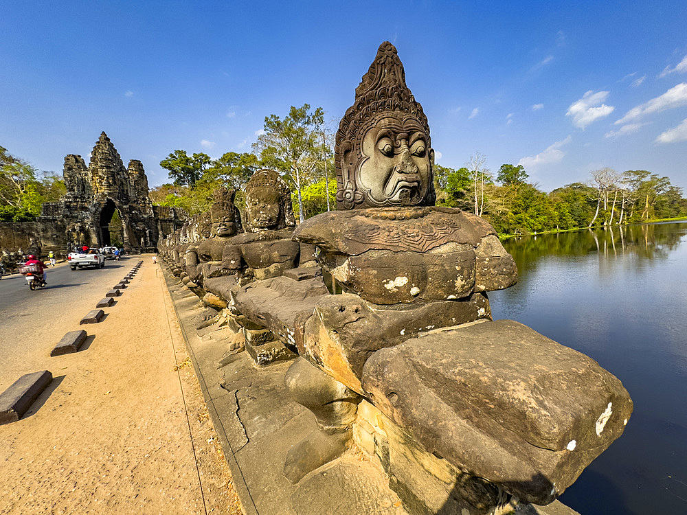 The bridge to Angkor Thom, lined on both sides with figurines ending in a corbelled arch entryway, Angkor, UNESCO World Heritage Site, Cambodia, Indochina, Southeast Asia, Asia