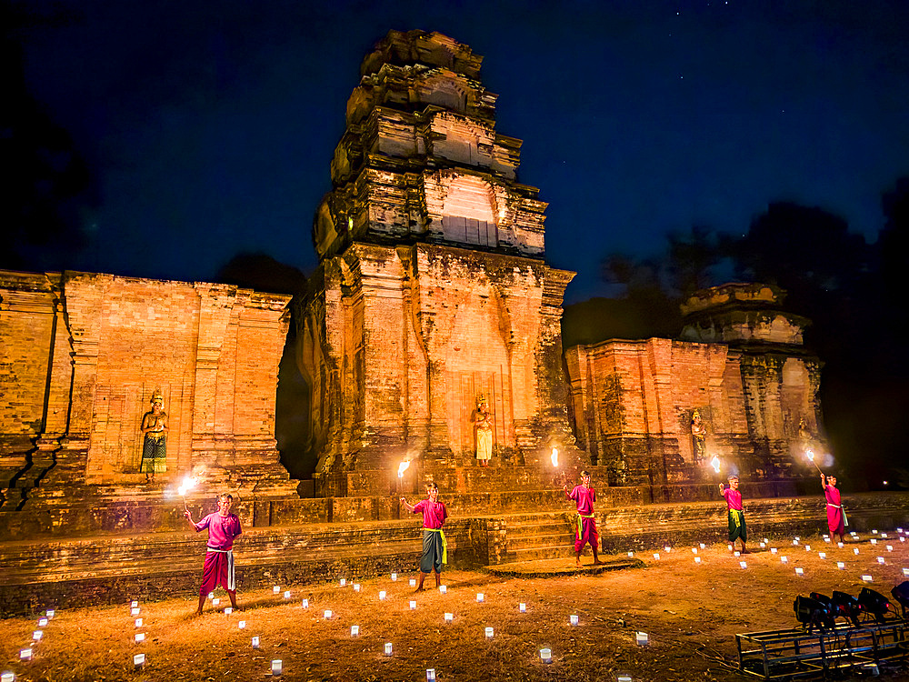 Apsara dancers performing in the Prasat Kravan Temple, dedicated to Vishnu in 921, during dinner, Angkor, Cambodia, Indochina, Southeast Asia, Asia