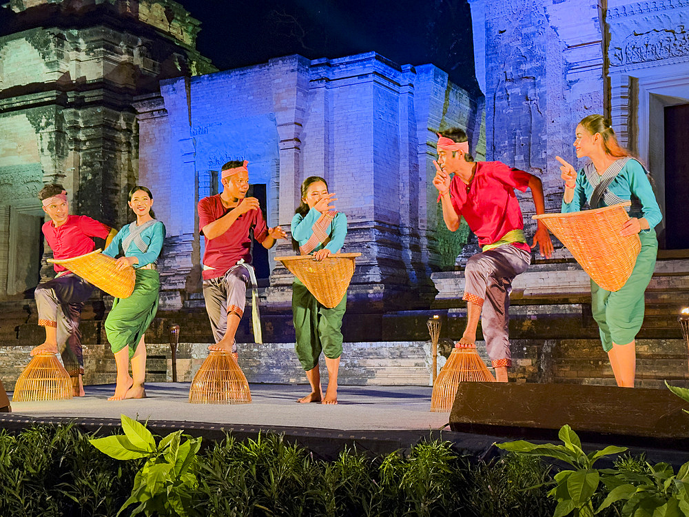 Apsara dancers performing in the Prasat Kravan Temple, dedicated to Vishnu in 921, during dinner, Angkor, Cambodia, Indochina, Southeast Asia, Asia