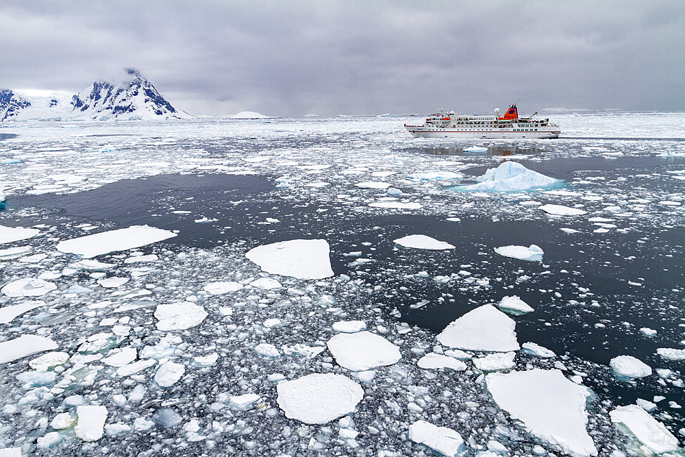 Expedition ship The Bremen operating from Ushuaia, Argentina to the Antarctic Peninsula in Antarctica, Polar Regions