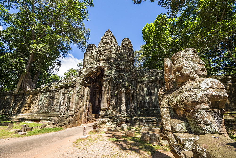 Stone figures on the causeway to the Victory Gate tower (Gopuram), Angkor Thom, Siem Reap, Cambodia