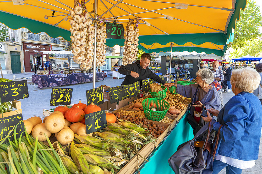 Market at Aix-en-Provence, Bouches-du-Rhone, Provence-Alpes-Cote d'Azur, France, Western Europe