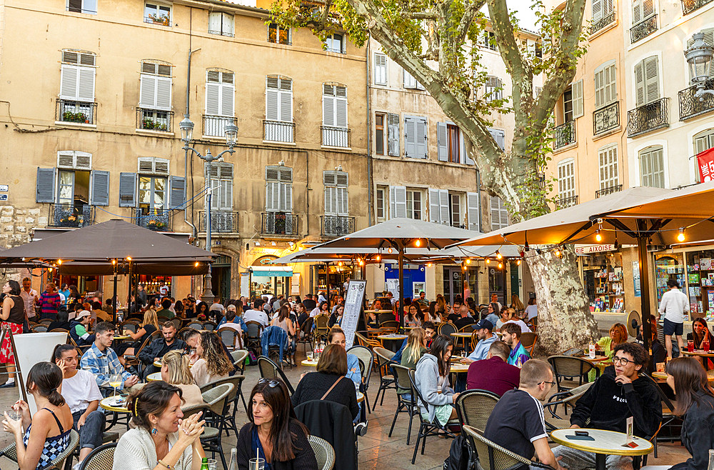 People eating and drinking at an outdoor cafe, Aix-en-Provence, Bouches-du-Rhone, Provence-Alpes-Cote d'Azur, France, Western Europe