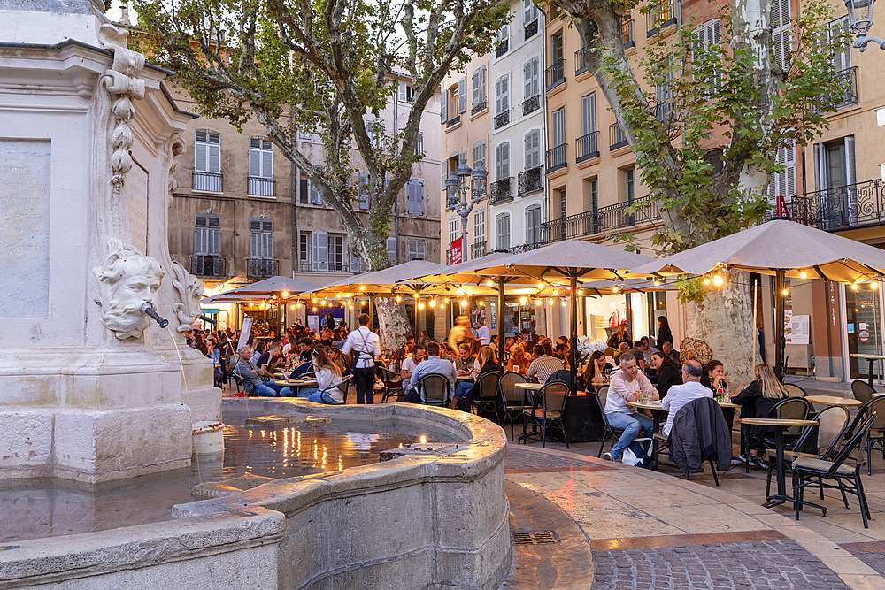 People eating and drinking at an outdoor cafe, Aix-en-Provence, Bouches-du-Rhone, Provence-Alpes-Cote d'Azur, France, Western Europe