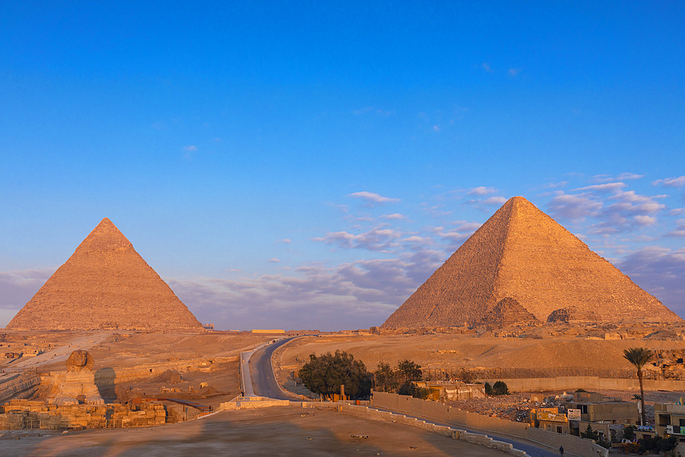 The Great Sphinx of Giza and The Pyramid of Khafre and Great Pyramid, UNESCO World Heritage Site, Giza, Egypt, North Africa, Africa