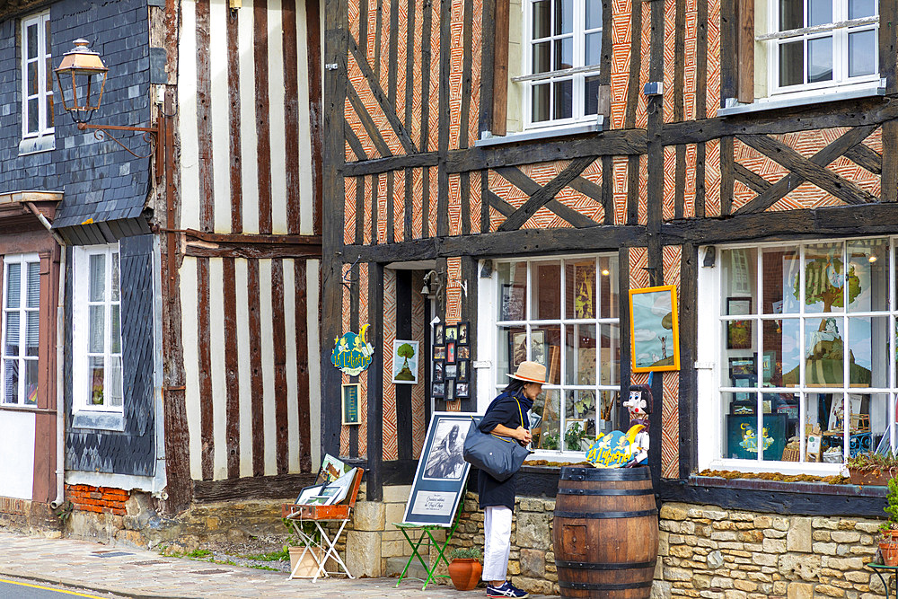 Tourist shopping in the Normandy village of Beuvron-en-Auge, Beuvron-en-Auge, Normandy, France, Europe