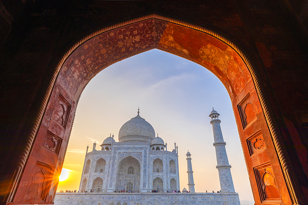 Sun setting at the Taj Mahal, UNESCO World Heritage Site, Agra, Uttar Pradesh, India, South Asia, Asia