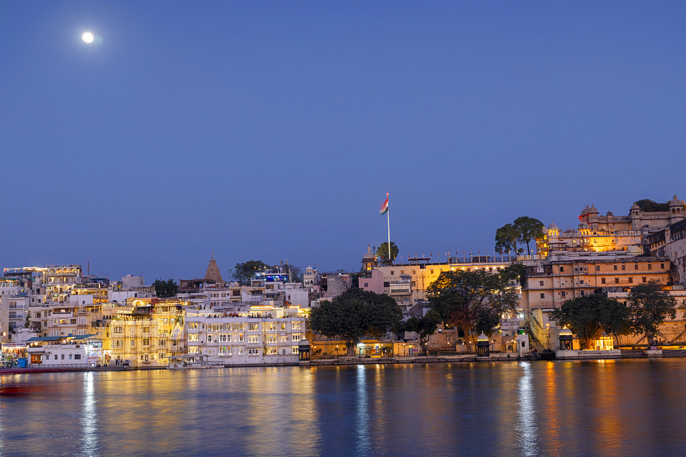 City Palace and Lake Pichola at dusk, Udaipur, Rajasthan, India, South Asia, Asia