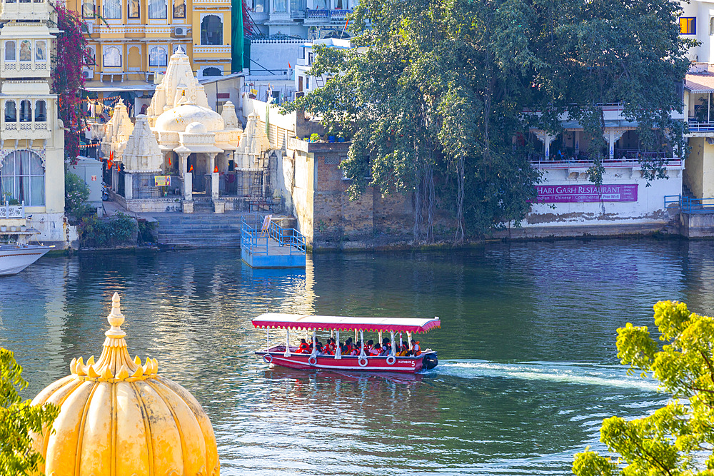 Tourist Boat on Lake Pichola with the City Palace in the background, Udaipur, Rajasthan, India, South Asia, Asia