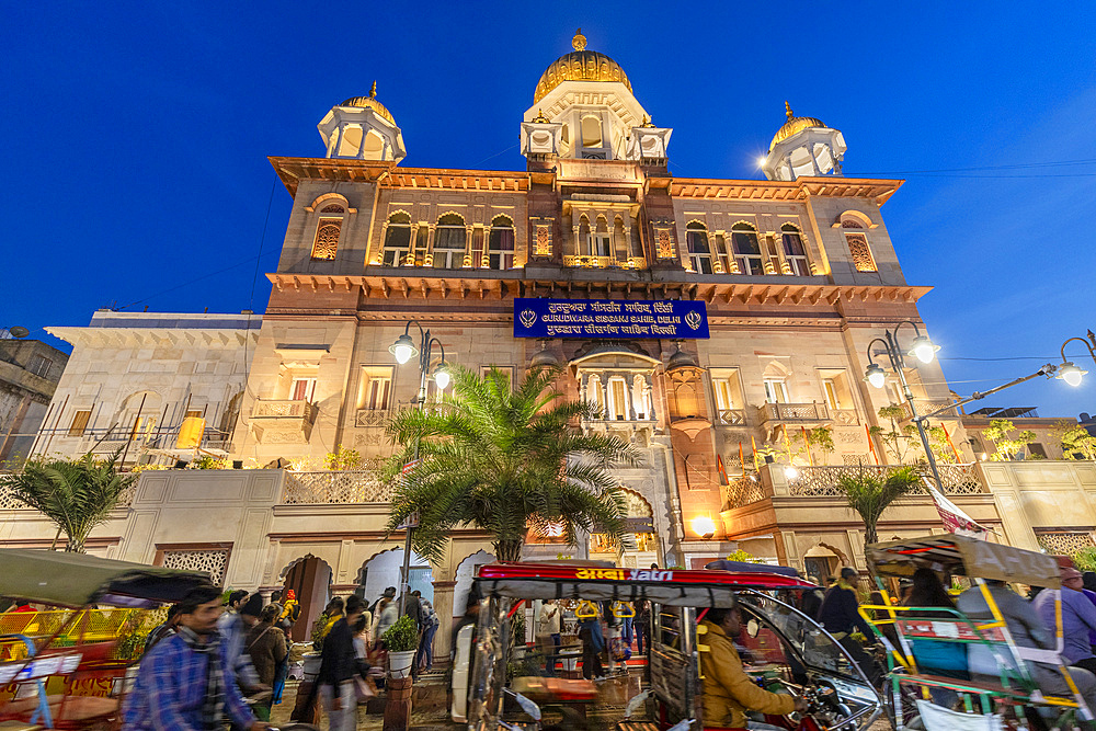 Rickshaws in front of Gurdwara Sis Ganj Sahib, Sikh temple, New Delhi, India, South Asia, Asia