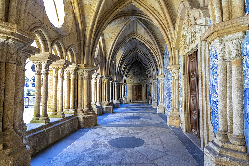 Gothic Cloisters with Baroque Azulejos, Porto Cathedral, Porto, Portugal, Southern Europe