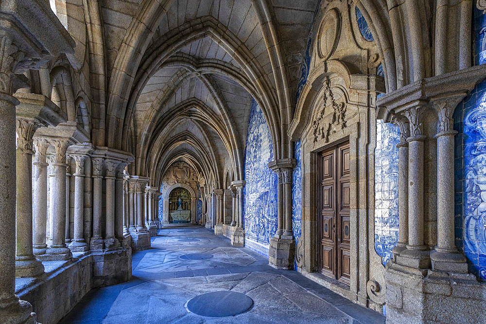 Gothic Cloisters with Baroque Azulejos, Porto Cathedral, Porto, Portugal, Southern Europe