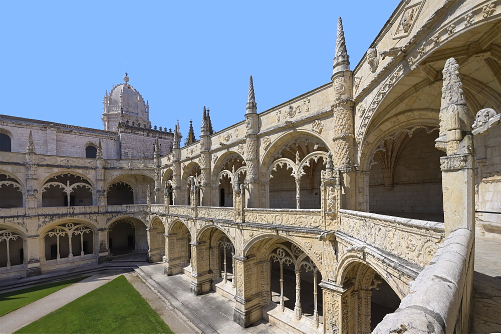 Courtyard in the Cloister, Monastery of the Hieronymites (Mosteiro dos Jeronimos), UNESCO World Heritage Site, Belem, Lisbon, Portugal, Europe