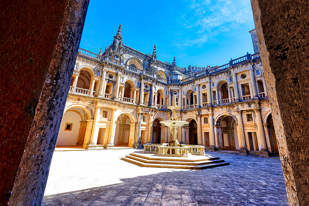 Main cloister and fountain, Castle and Convent of the Order of Christ (Convento do Cristo), UNESCO World Heritage Site, Tomar, Santarem district, Portugal, Europe