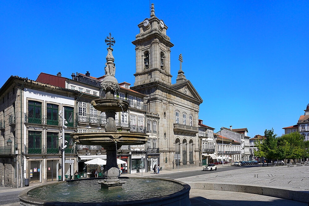 Largo Toural Square fountain, Guimaraes, Minho, Portugal, Europe