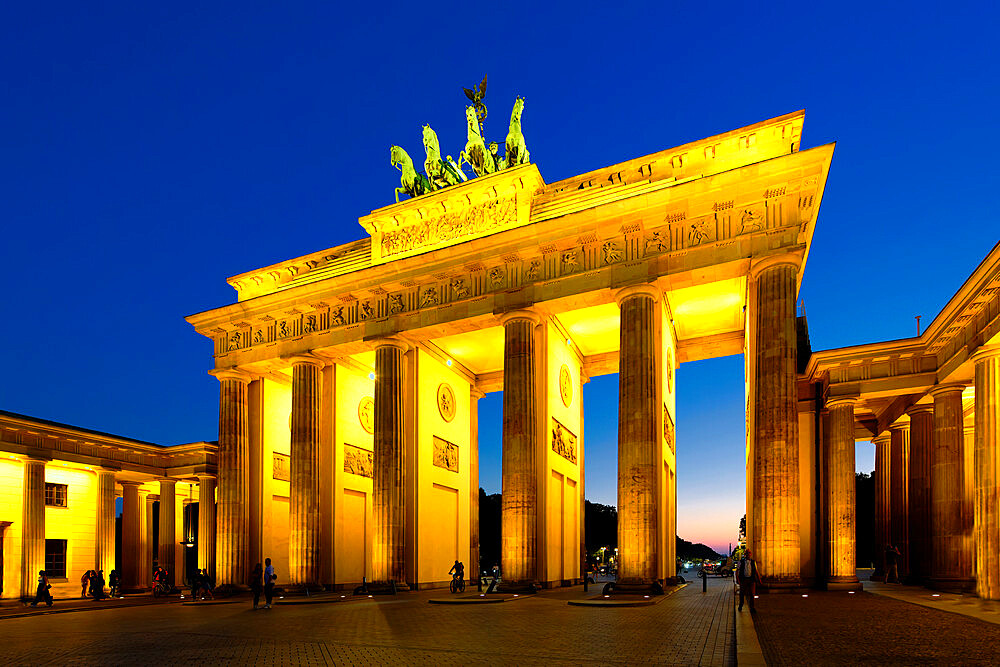 Brandenburg Gate at sunset, Pariser Square, Unter den Linden, Berlin, Germany, Europe