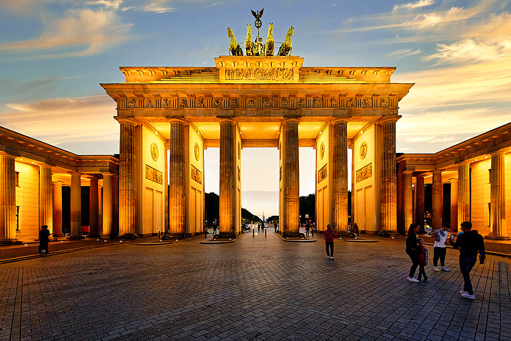 Brandenburg Gate at sunset, Pariser Square, Unter den Linden, Berlin, Germany, Europe