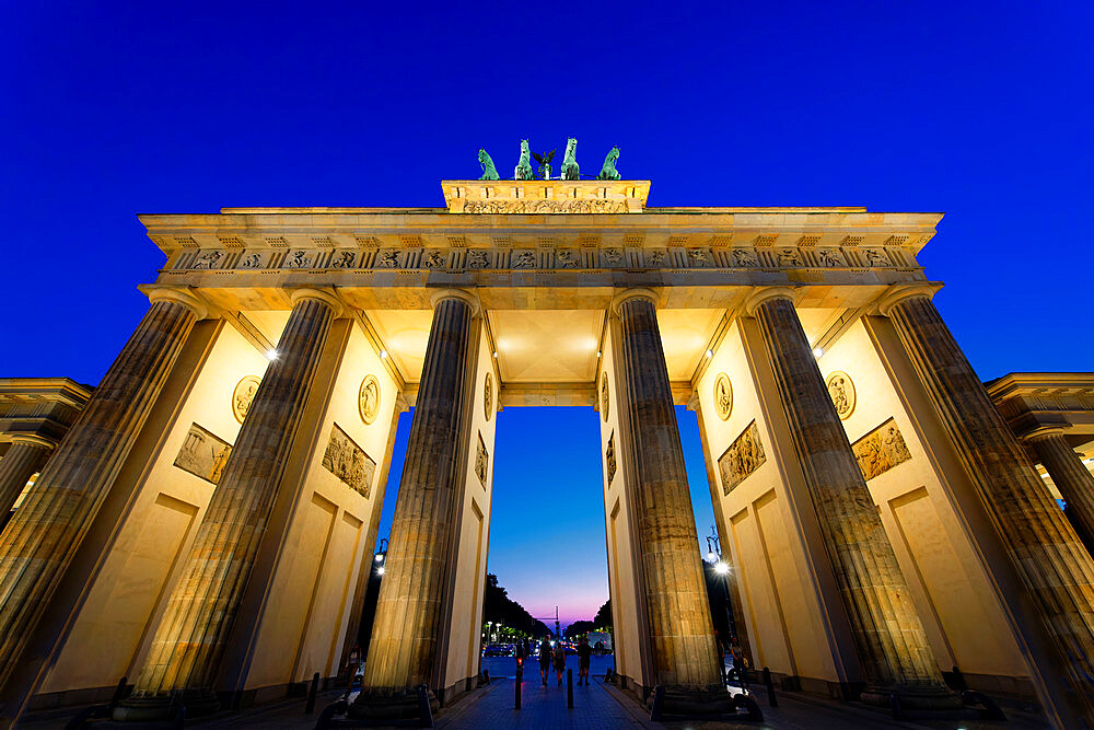 Brandenburg Gate at sunset, Pariser Square, Unter den Linden, Berlin, Germany, Europe