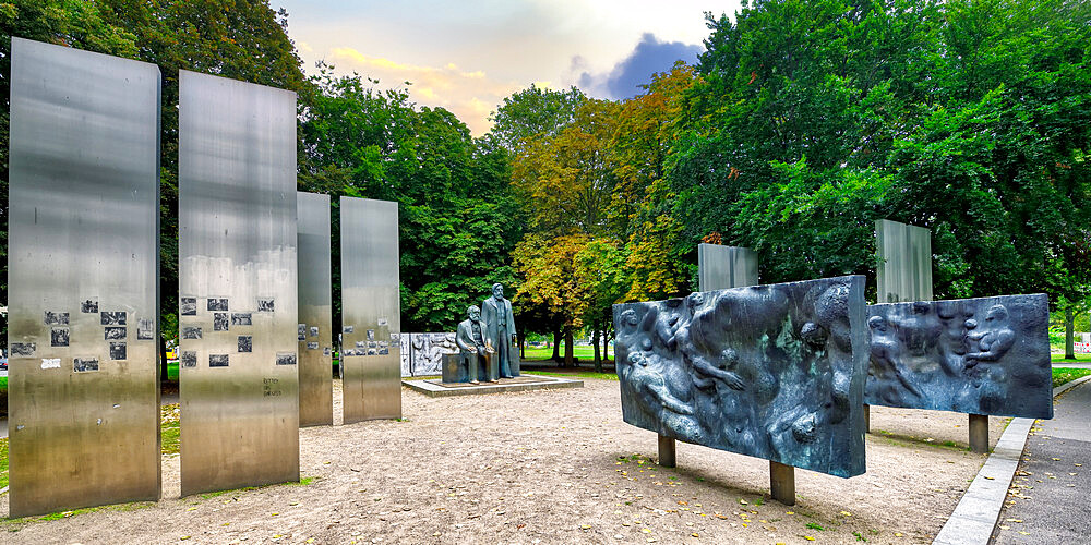 Karl Marx and Friedrich Engels Bronze monument, Marx-Engels Forum, Berlin Mitte district, Berlin, Germany, Europe